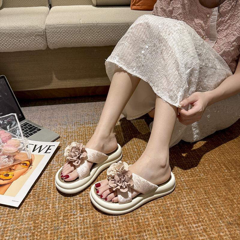 Internettkändis blomma flip-flops kvinnor, sommar nya klämda fötter strand tjockbottnade svala tofflor, små tofflor