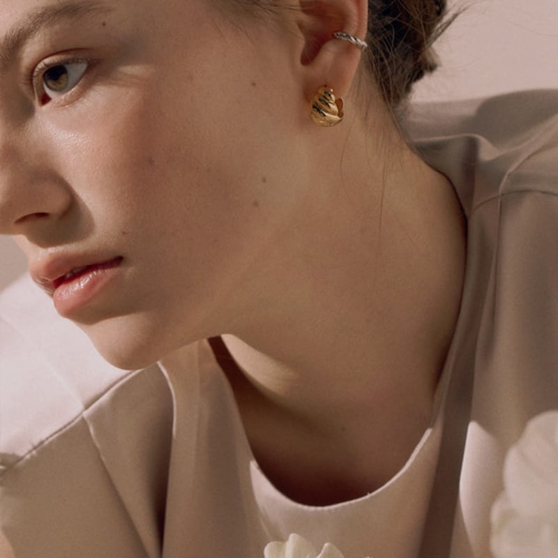 ONEENOUGH Shell Glow Earring