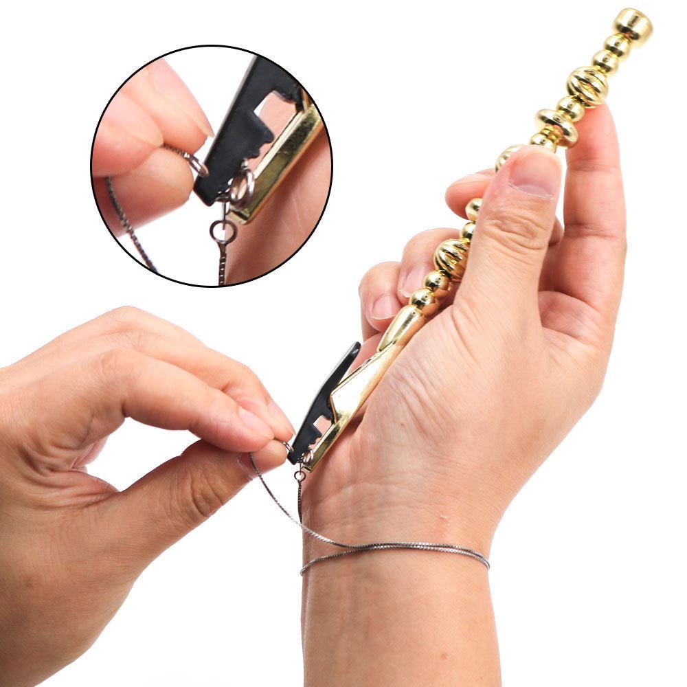 Bracelet Clasp Helper: Women's Jewelry Assist Tool for Easy Bracelet Wear