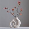 Lot de 2 vases modernes en céramique blanche pour la décoration de la maison, vases à fleurs creux mats de style nordique Boho Ins pour table de mariage, dîner, salon, bureau