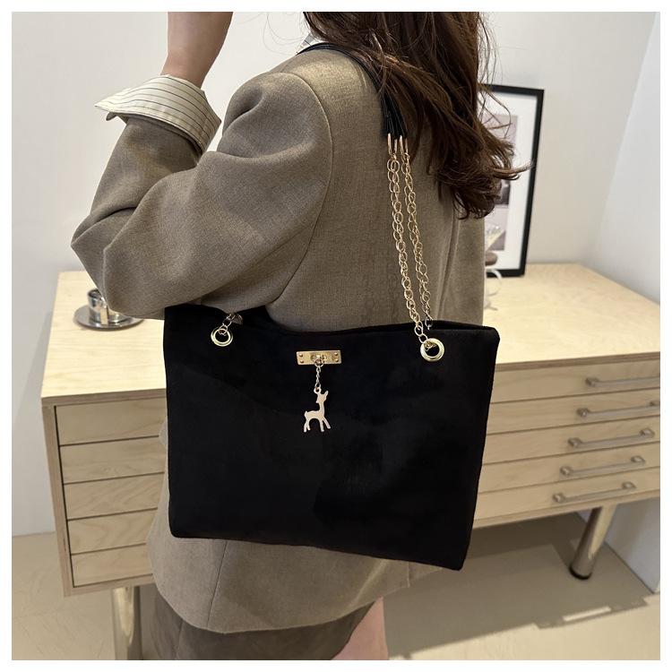 Vintage Commuter Style Chain Shoulder Bag 2026 Winter New Fashion Ins Armpit Bag Tote Bucket Bag for Women