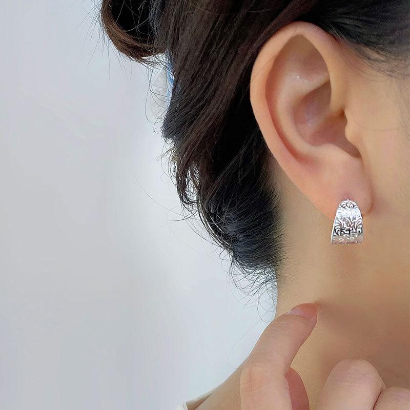 C-shaped Wide-face Tang Grass Pattern Earrings New Chinese Simple Pattern Earrings Niche Design Sense