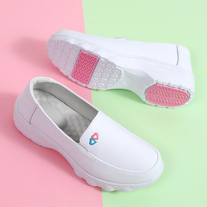 

Новые туфли медсестры женские осенне-зимние с мягкой подошвой, дышащие и неутомляющие ноги, сандалии на плоской подошве, нескользящие и удобные, медицинские, маленькие, белые 34 белый