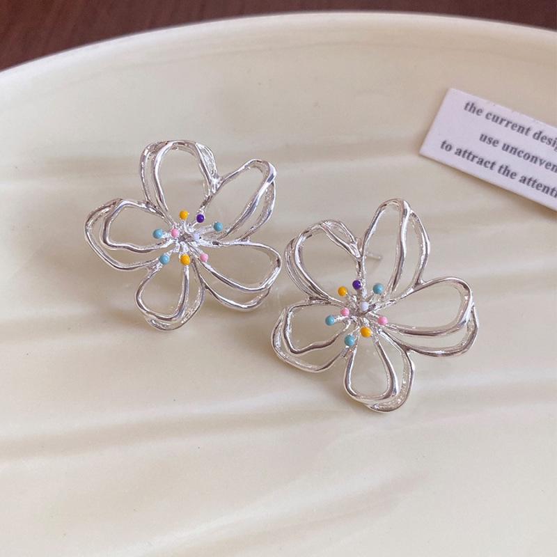 Flower Fragmented Dreams: Minimalist Metal Flower Stud Earrings for Women – Unique & Beautiful Spring Accessory.
