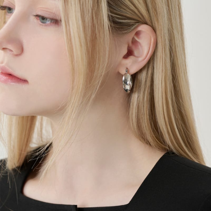 

HYEYEONG KIM EMBOSSED HOOP EARRINGS SILVER