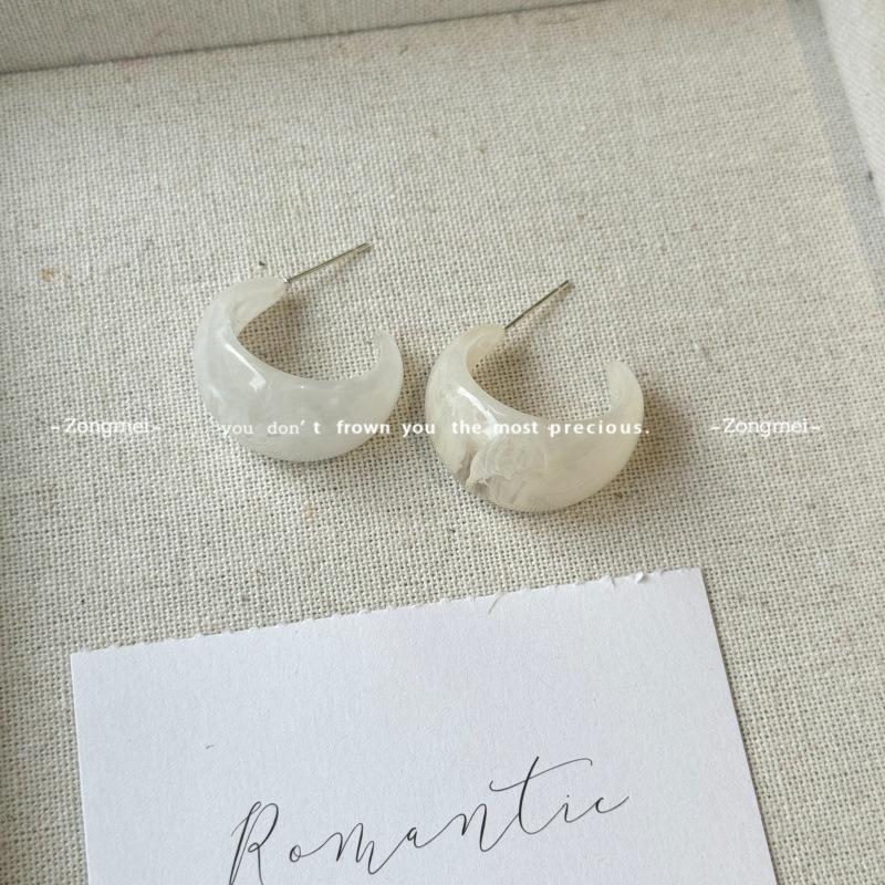 Hong Kong Style Amber Hoop Earrings: 2026 New Retro Studs for Square and Round Faces - Perfect for Autumn and Winter