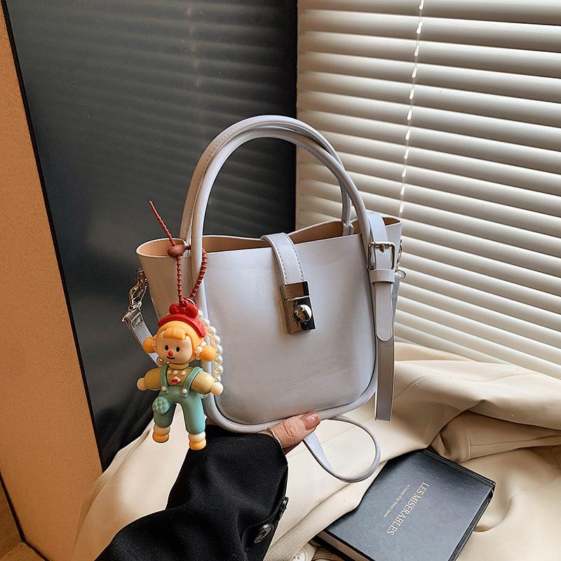Högklassig liten väska dam 2025 ny mode mångsidig axelremsväska sommar populär handväska hinkväska