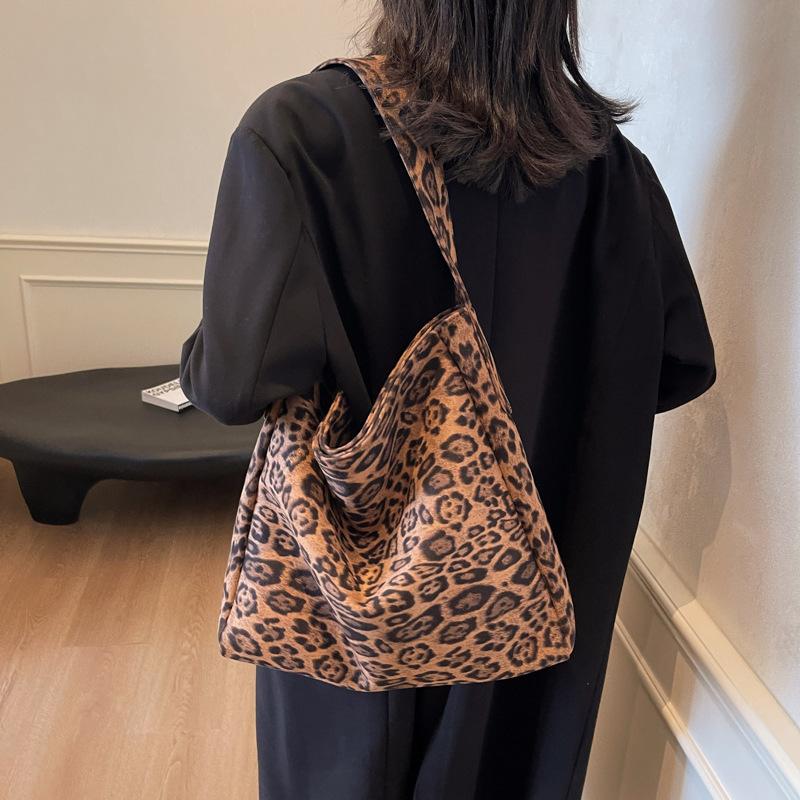 Large capacity bag women's 2025 new fashion shoulder bag premium texture bucket commuter tote bag