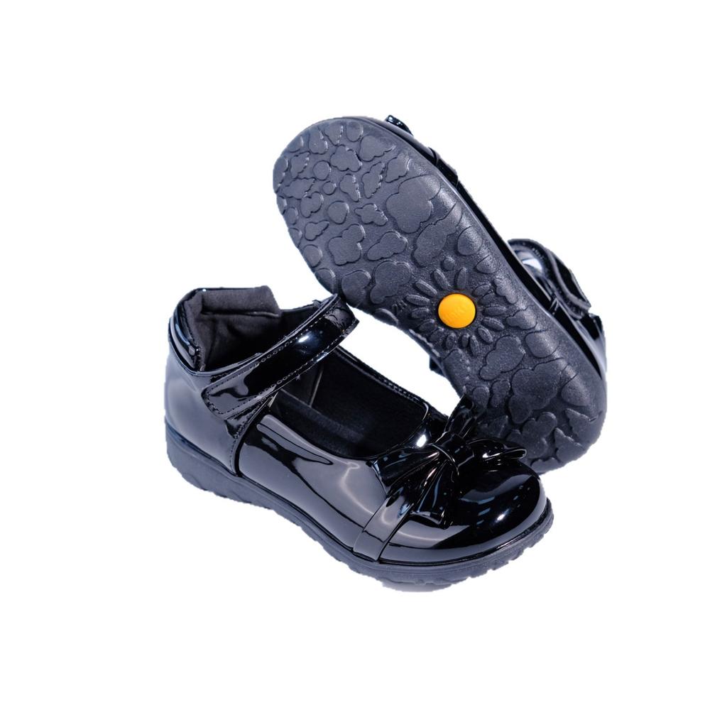 A pair of 2025 new bow student children's leather shoes exported to Africa black PU school shoes factory wholesale