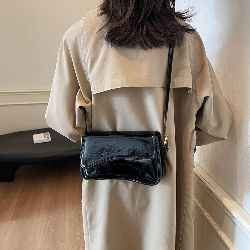 

High-quality new clamshell magnetic buckle shoulder bag for commuting to work, fashionable and simple women s bag, underarm bag oblique span portable. 25*6*14 чёрный