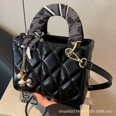 2025 New Light Luxury High-end Small Fragrance Bag Fashionable and Versatile One-shoulder Crossbody Bag Lingge Hand-held Concubine Bag