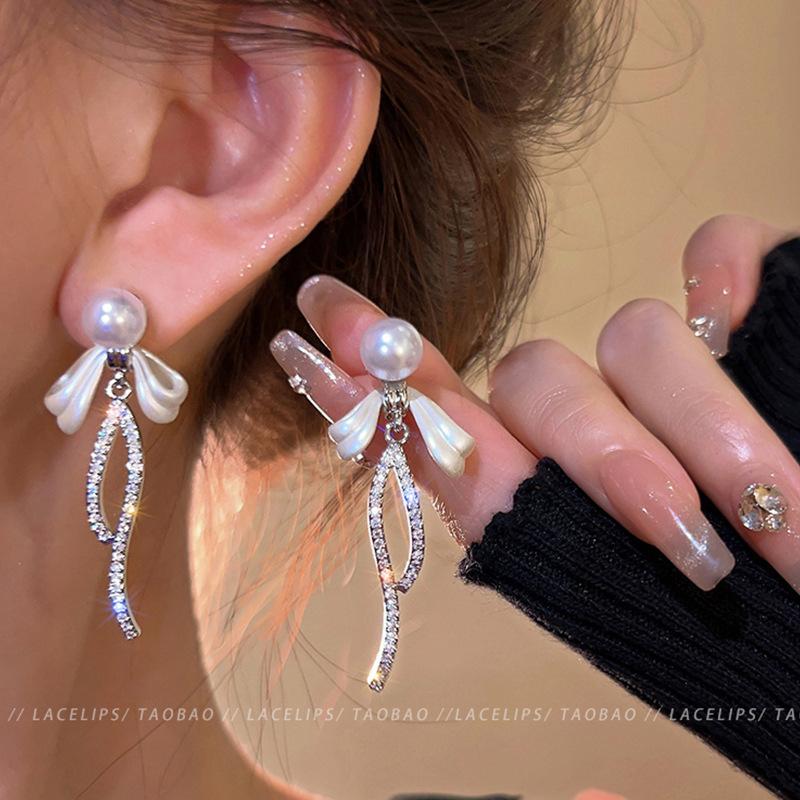 Silver needle flash zircon earrings, women's exquisite temperament stud earrings, spring and summer earrings.