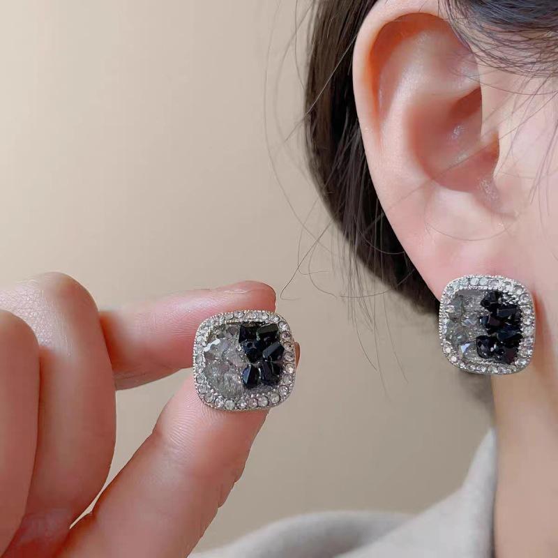 French Retro Black Cubic Zirconia Square Stud Earrings for Women: Elegant, Versatile, and Stylish. чёрный/белый