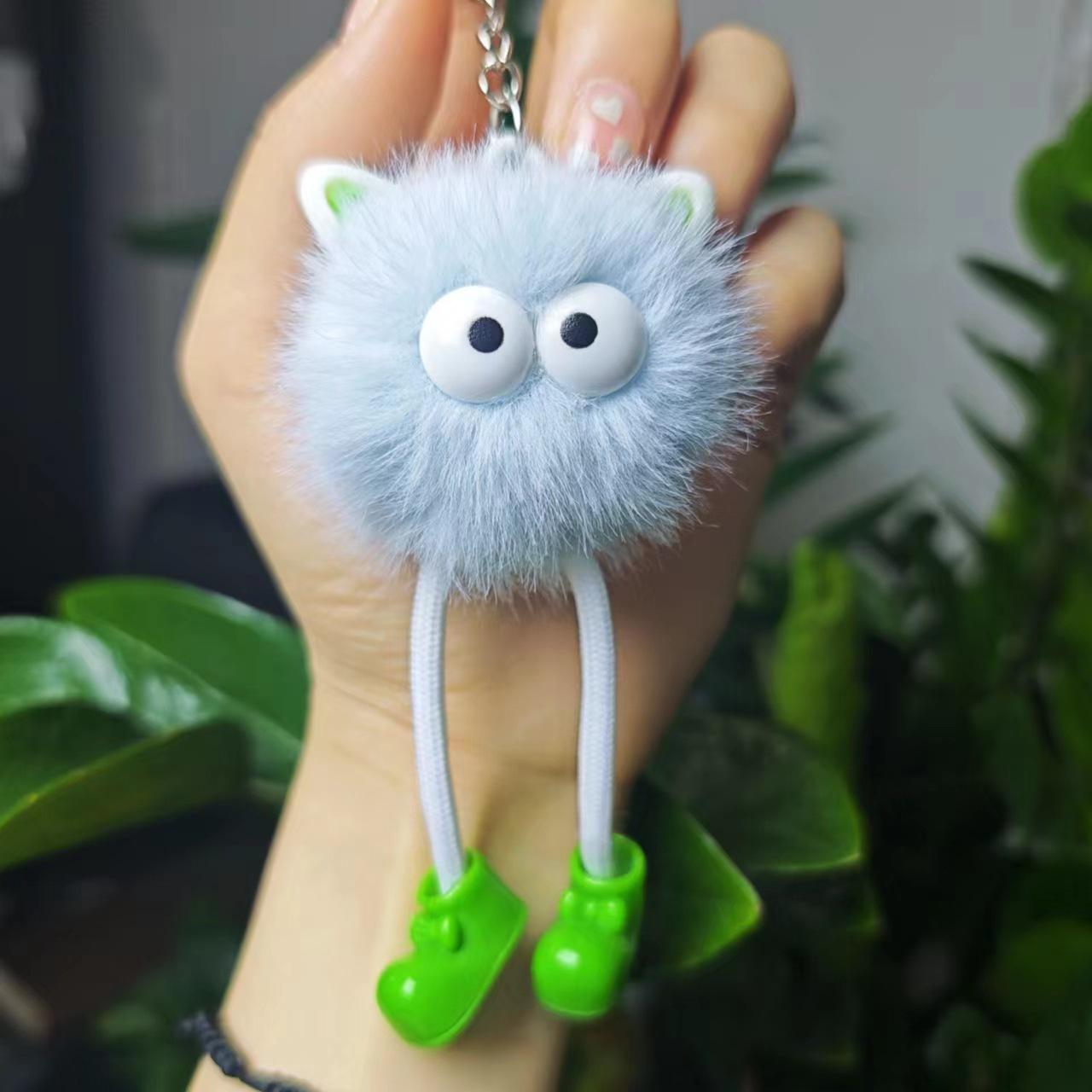 

Трендовый плюшевый кулон Сажа с ушками эльфа и помпоном-брелоком