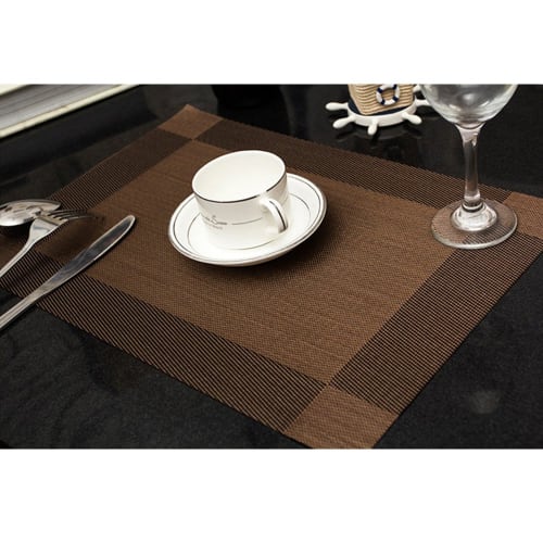 Add a touch of elegance to your dining table! Set of 4 placemats. Water-repellent, stain-resistant, and washable. Easy to clean. Also great as interio