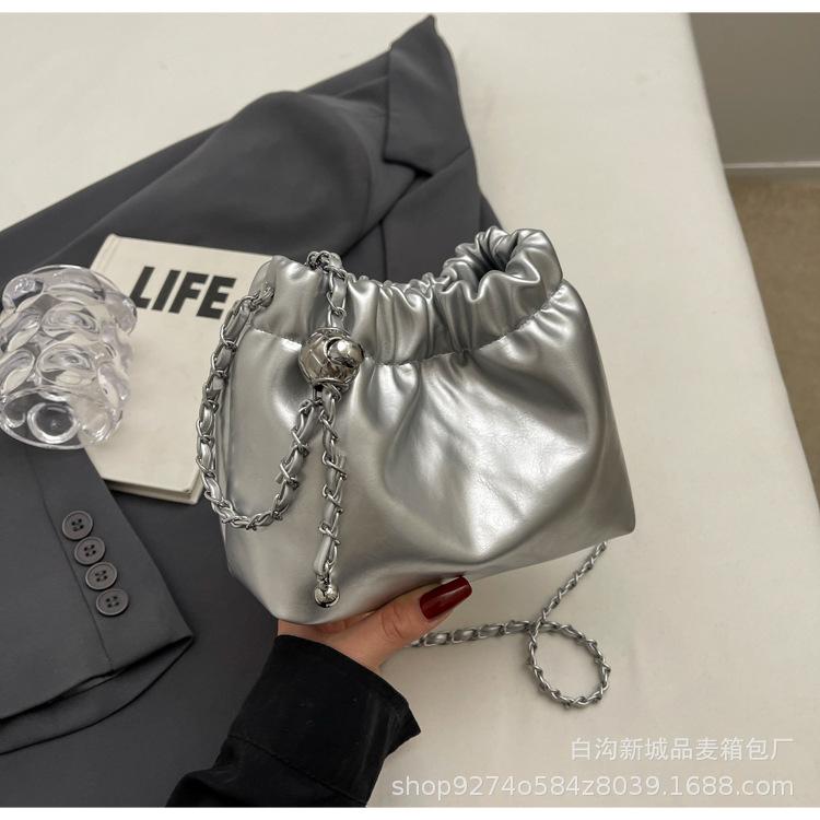

Korean version niche bucket bag chain small bag women 2025 new Internet celebrity popular messenger bag popular commuter bag серебряный