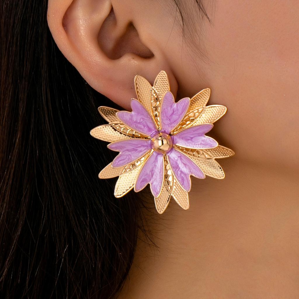 A Pair of Fashionable Women's Earrings, Exaggerated Multi-Layered Flower Earrings, Suitable for Women to Wear in Daily Life, Vacations, and Banquets
