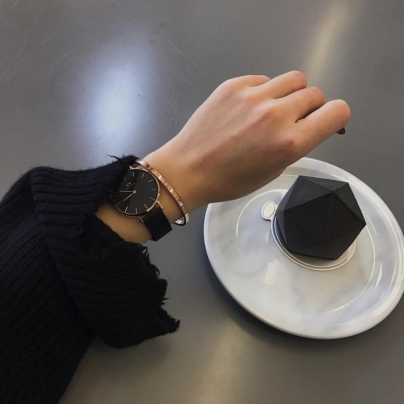 DANIEL WELLINGTON Fluid Gold Watch, Quartz Movement, Black Dial, Women's Watch, Fashionable and Simple European and American Watch DW00100201
