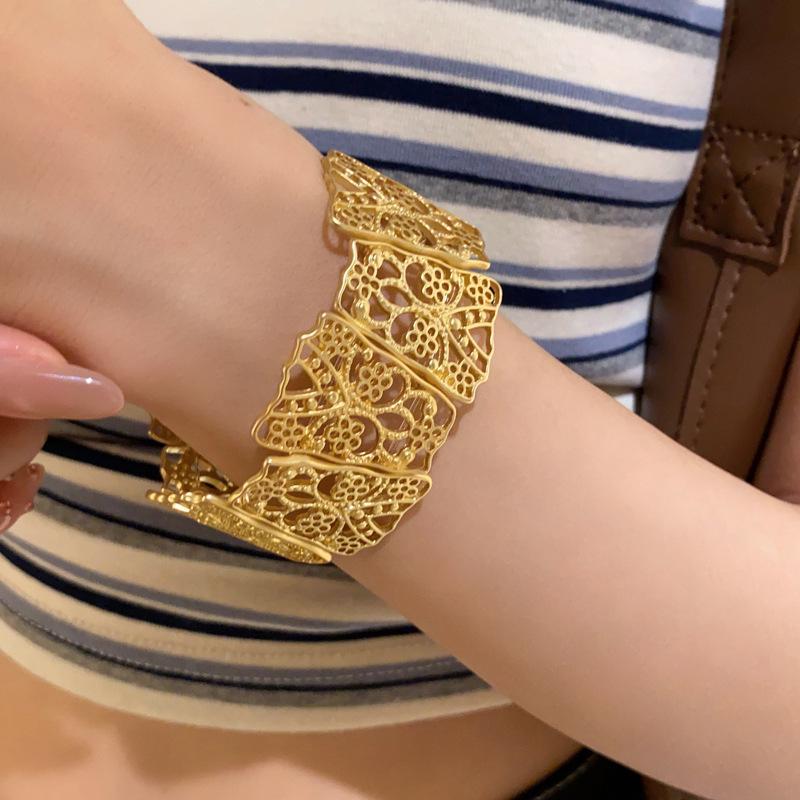 Matte Vintage Floral Spliced Bracelet - Elegant and Versatile Women's Jewelry