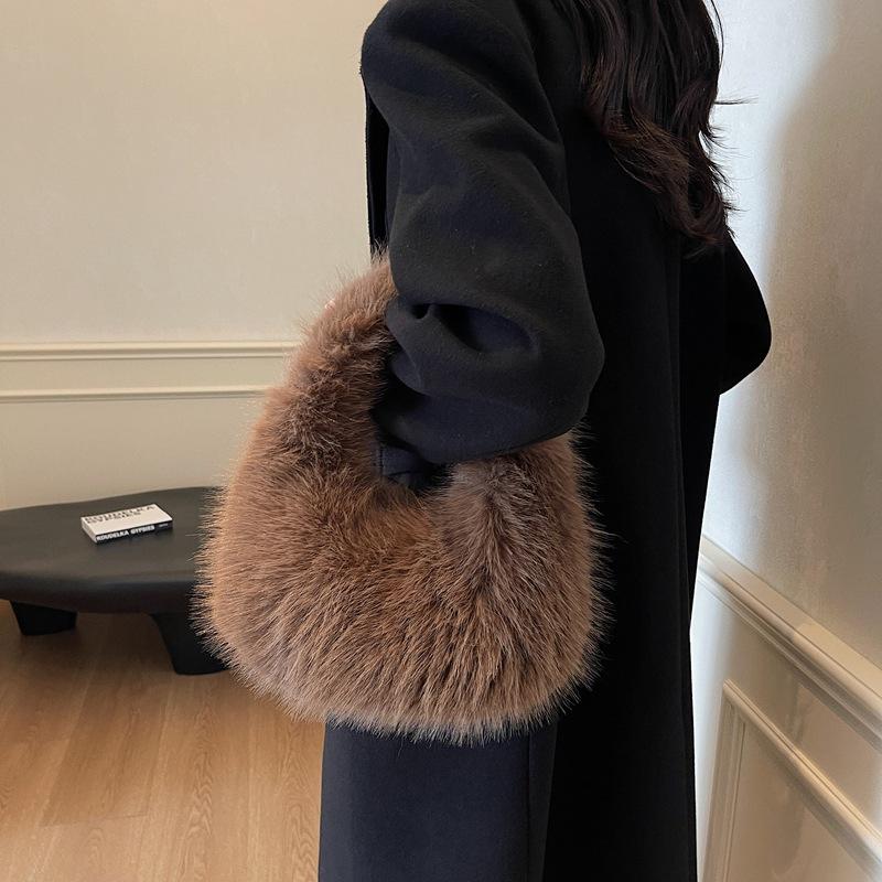 2025 autumn and winter new high-value portable wool bag women's popular plush bag high-end niche versatile clutch bag