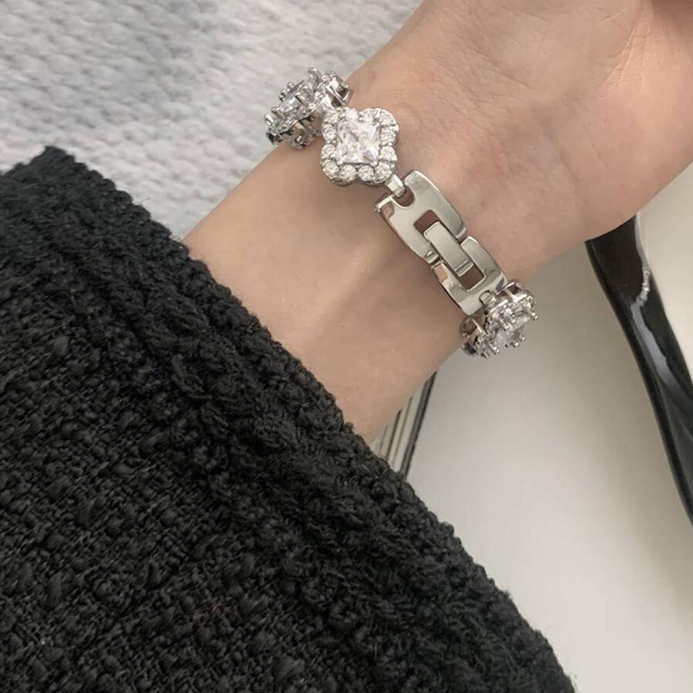 Four Leaf Clover Strap for Apple Watch Series 10 42mm/9 8 7 41mm/SE (2023) SE (2022) SE 6 5 4 40mm/3 2 1 38mm Zinc Alloy Band