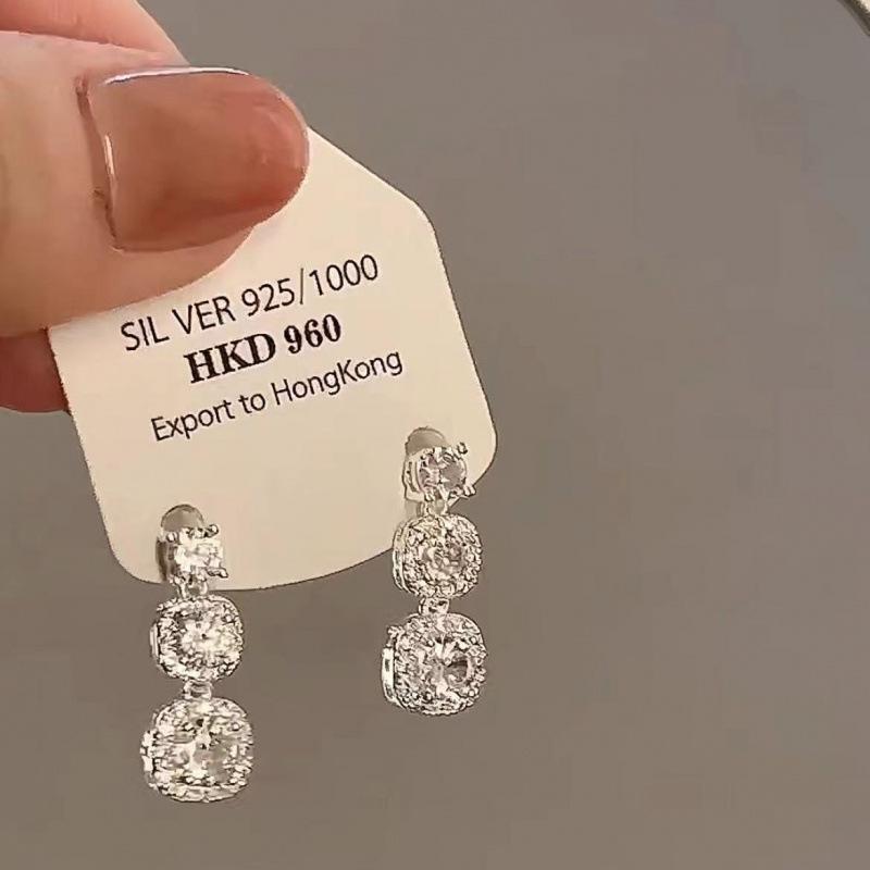 

111 Silver Needle Temperament Square Tassel Zircon Earrings Women s New Hong Kong Style Super Flash Light Luxury Rhinestone Earrings серебряный