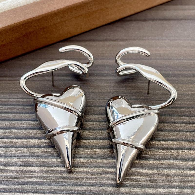 Elegante herzförmige Ohrringe mit gold-/silberfarbenem Draht umwickelt, Ohrschmuck für modebewusste Frauen