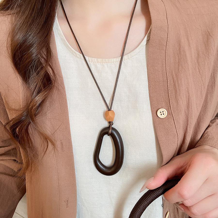 Wood chips irregular round square pendant necklace retro ethnic style collarbone chain design sense sweater chain women