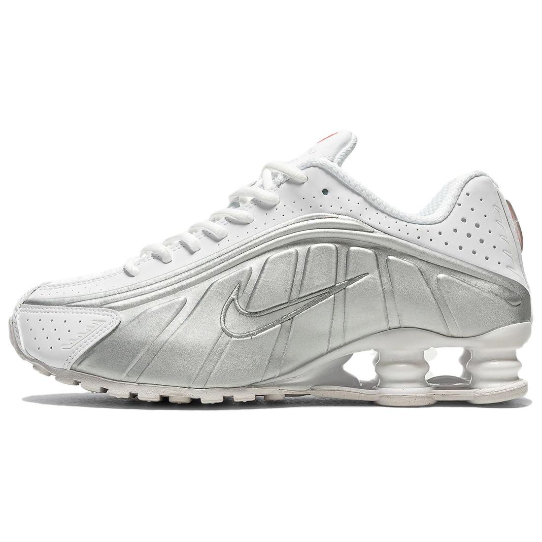

Женские кроссовки Nike Shox R4 Белый Металлик Металлическо-серебристый Макс-Оранжевый AR3565-101 37.5