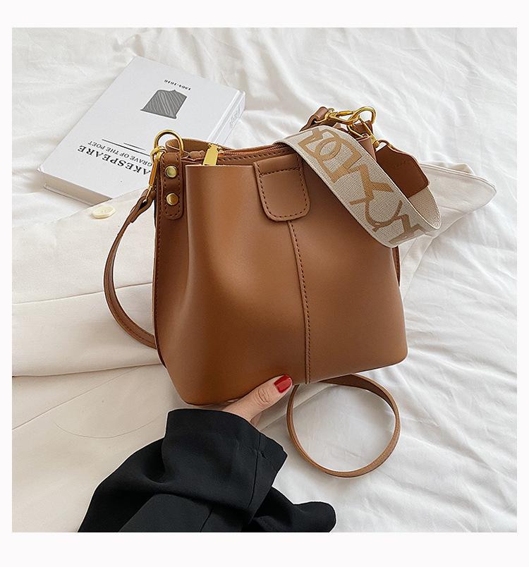 2026 New Korean Women's Bag Simple Casual Fashion Shoulder Handbag Simple Versatile Texture Bucket Bag