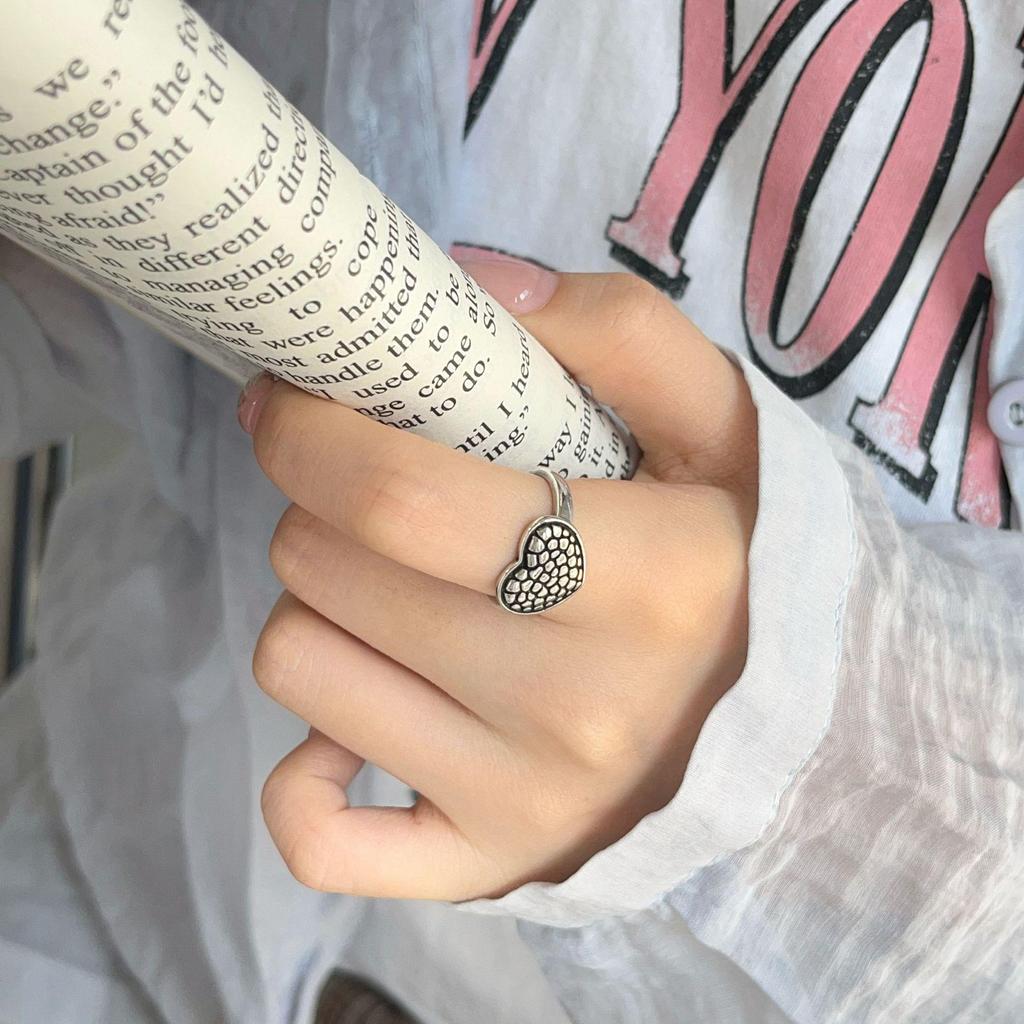 Handgehämmerter verstellbarer Ring in Herzform - Minimalistischer unregelmäßiger Vintage-Stil für Damen