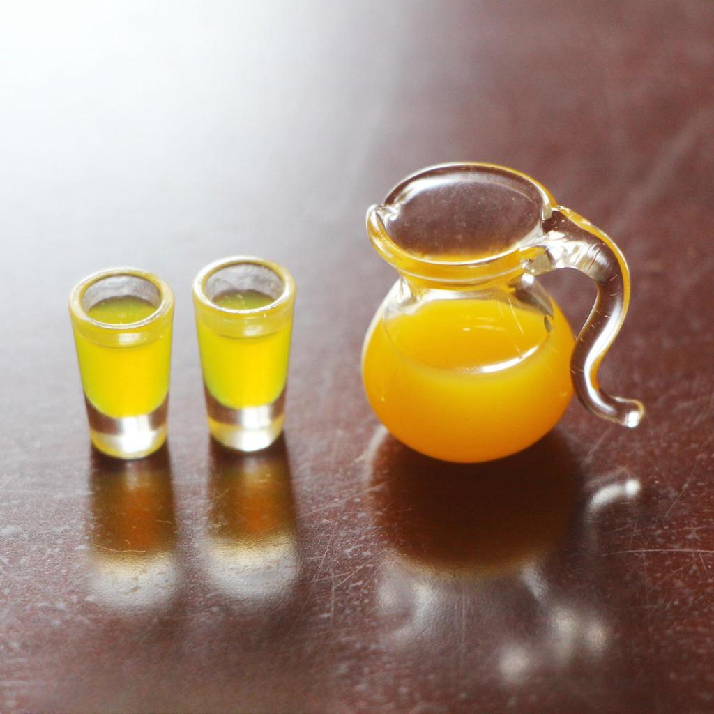 Miniatur-Lebensmittel-Spielset: Glas Milch- & Orangensaftbehälter für Puppenhausszene