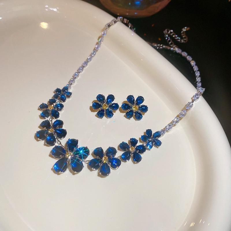 Quadratisches Ohrstecker- und Halsketten-Set mit Diamanten - ein schickes, luxuriöses und hochwertiges zweiteiliges Set mit exquisiter Eleganz