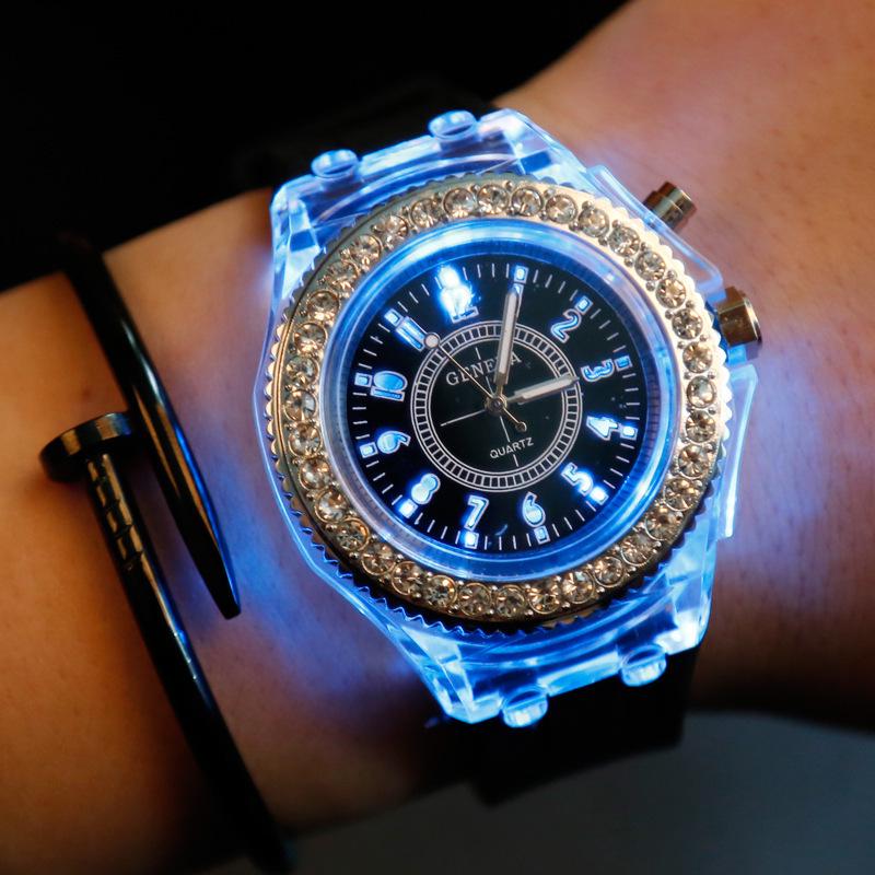 LED Blinkende Leuchtende Uhr Persönlichkeit Trends Studenten Liebhaber Damen Herren Uhren Leichte Armbanduhr