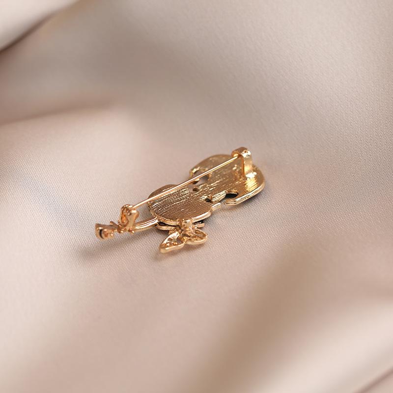 High-end and Fashionable Violin Brooch Individual and Elegant Coat Cardigan Corsage Retro and Exquisite Brooch
