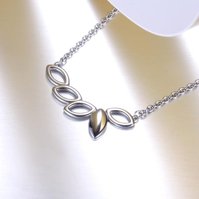 ORIVA               LEAVES NECKLACE       stainless steel leaves pendant with small anchor chain in silver colour