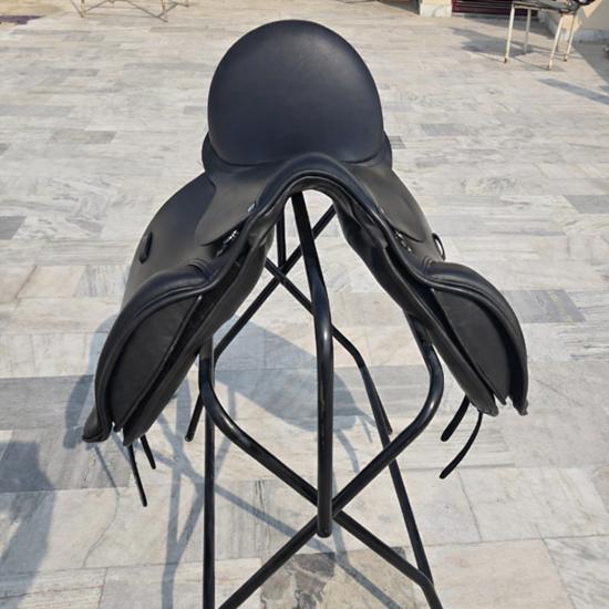 Leder Dressursattel mit doppeltem Sattelblatt und wechselbaren Kammern – Elegantes Cantle-Design