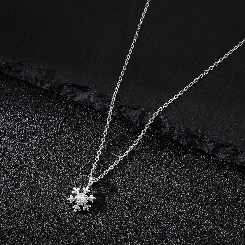 Elegant Snowflake Christmas Necklace: High-End Artistic Niche Style with Gentle Collarbone Chain