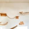 Massivholz Katzenklettergerüst Wandmontiert mit Kratzstange Wandspielzeug Nistplatz Sprungplattform und Holztreppen Regalen