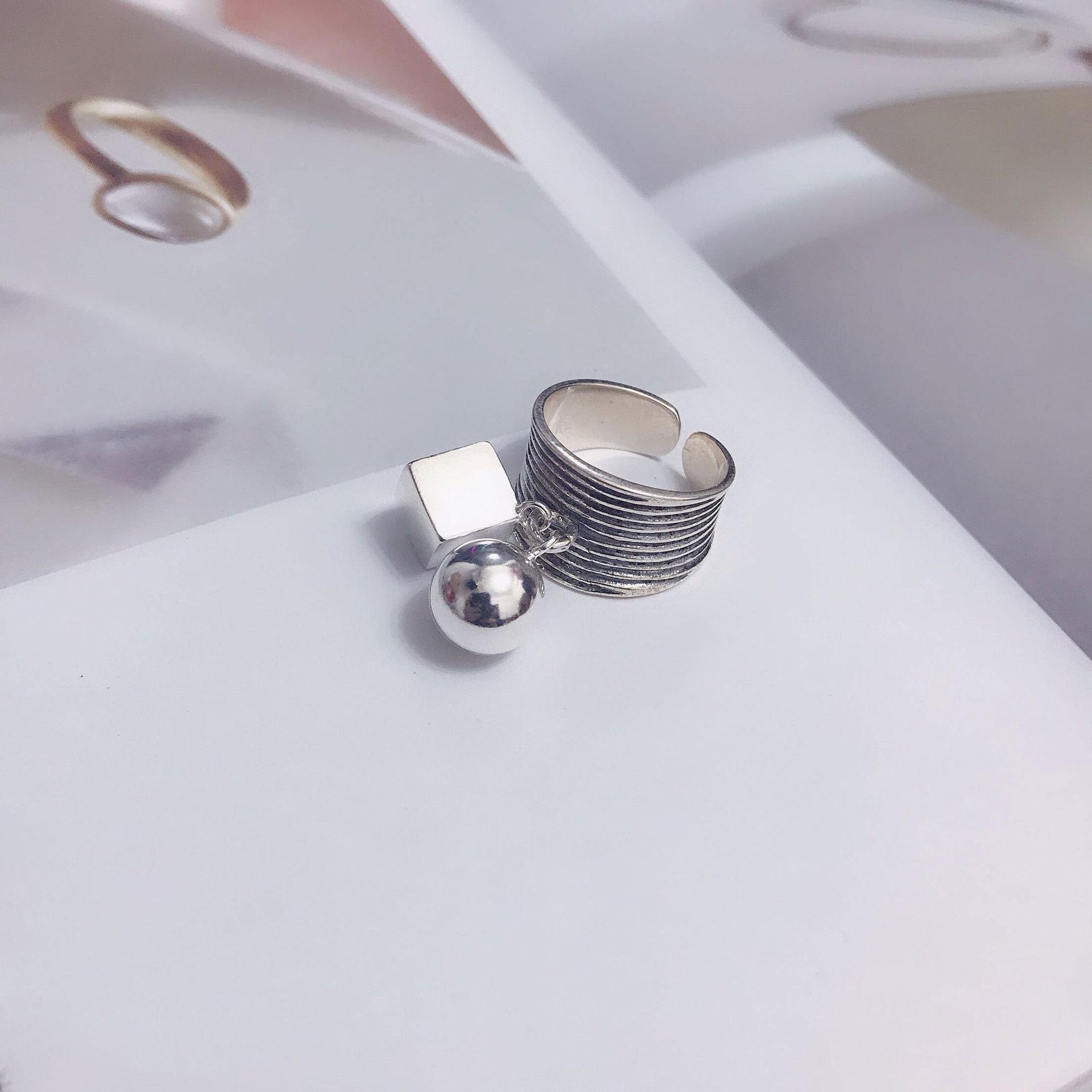 

Современное кольцо из чистого серебра 925 пробы с отличительной геометрической формой, идеально подходящее для уникального подарка