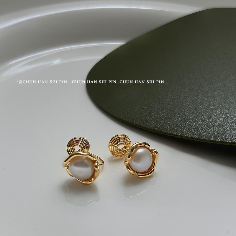 

Light retro ear clips~ exquisite natural pearl earrings ins light luxury earrings niche design painless and earless advanced