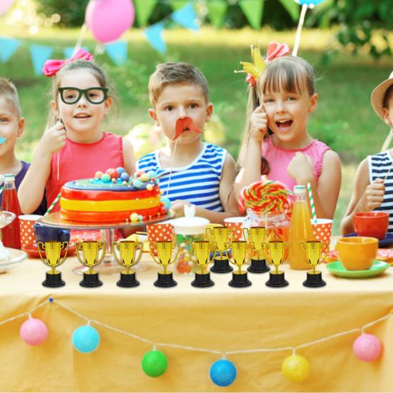 10ks mini trofejí plastová cena trofejí poutavé ozdoby na mini stolní trofeje pro rekvizity na párty