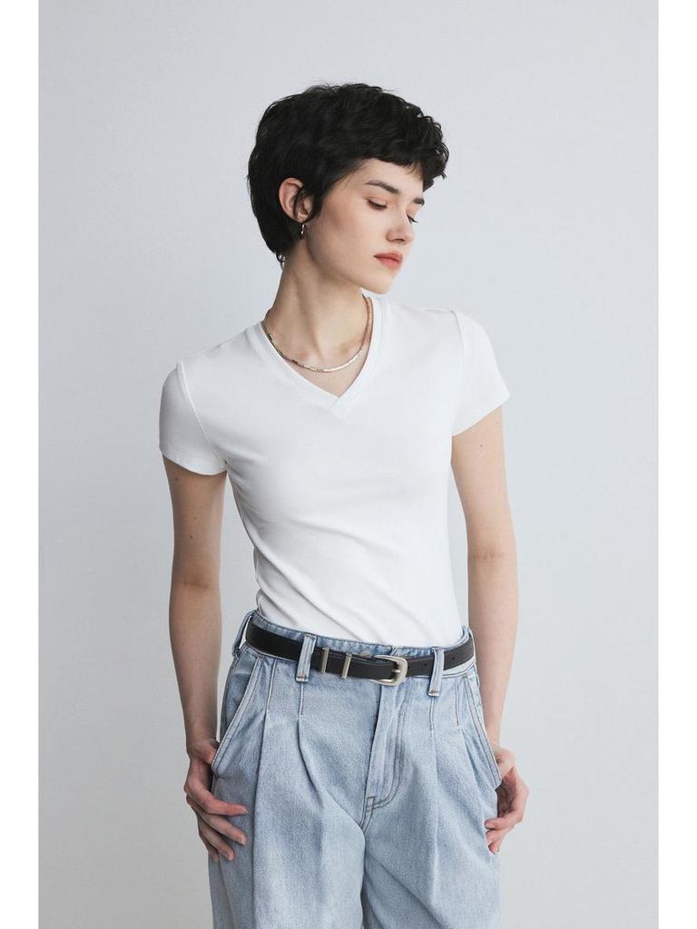 Warren Hailong Elegant Black & White Versatile V-Neck Short-Sleeve Ladies' Fashion Top for Spring/Summer.