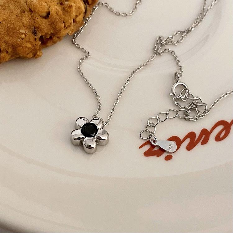 Su Chuang S925 Sterling Silver Black Diamond Plum Blossom Necklace for Women, Elegant Light Luxury Versatile Clavicle Chain