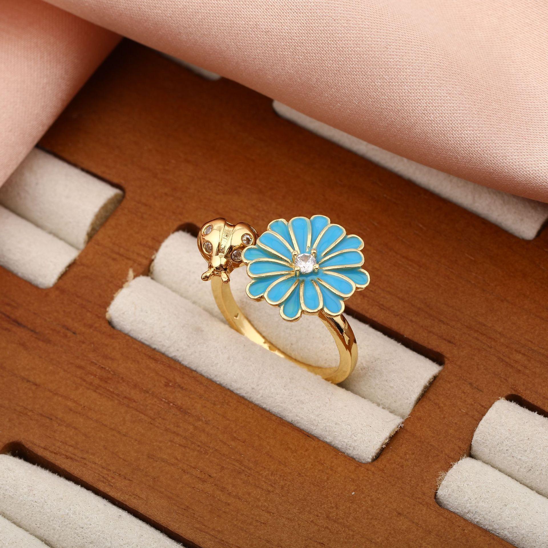 Adjustable Rotating Daisy Ring for Women, Designer Style, Stress Relief, Fashionable Accessory