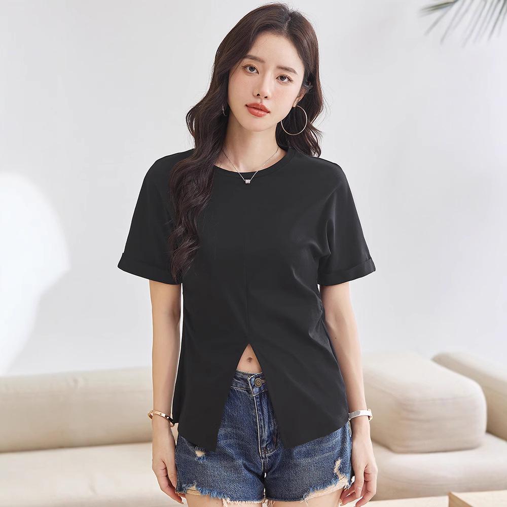 Tricou de damă cu mânecă scurtă din bumbac mercerizat în stil coreean, cu mâneci suflecate și șliț lateral.