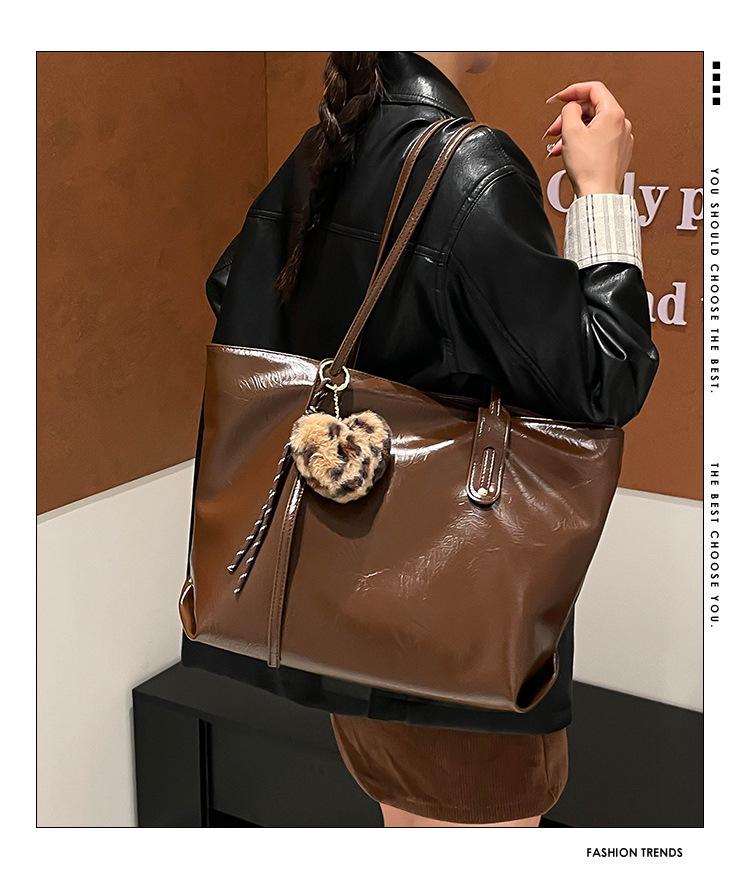 Women's Large Capacity Autumn/Winter Shoulder Bag – Versatile 2026 Tote for Students and Commuters