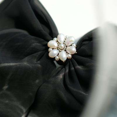 LUDE Pearl Chiffon Ribbon Pin