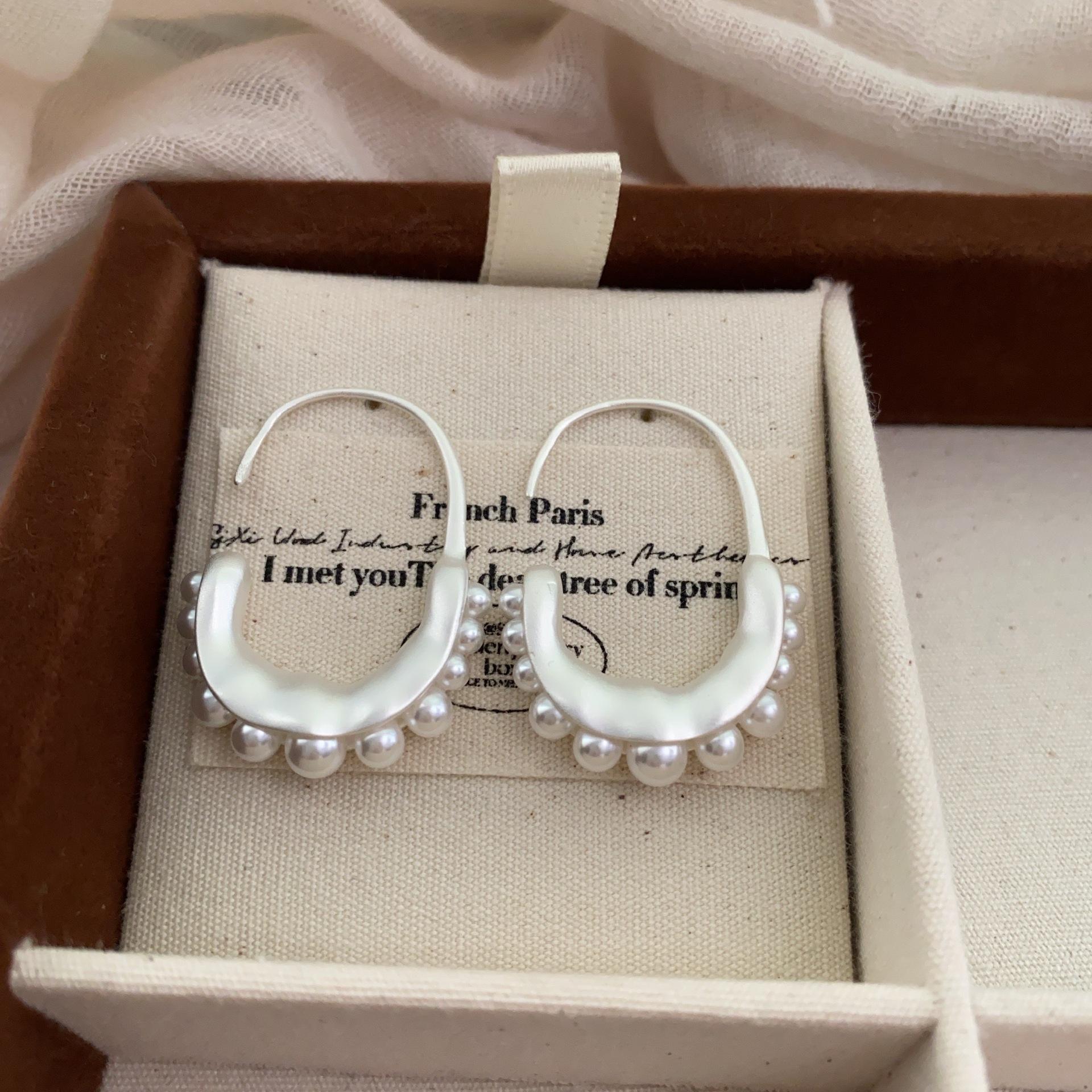 Pearl semicircular ring earrings, new earrings, fashion temperament stud earrings, niche design, high-end versatile earrings.