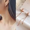 Minimalistische, schlicht geschnittene, schlangenähnliche lange Ohrringe für Damen